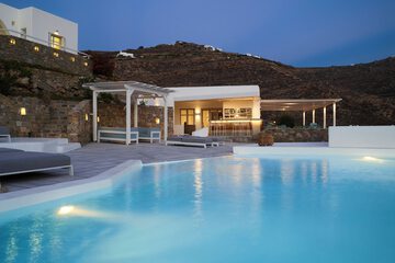 Poolside bar