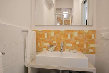 Bathroom sink