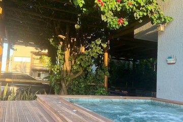 Outdoor spa tub