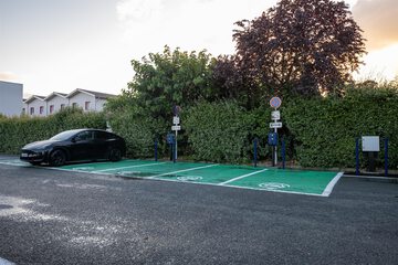 Electric vehicle charging station