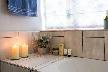 Deep soaking bathtub