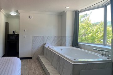 Private spa tub