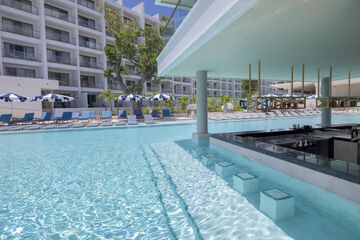Swim-up bar
