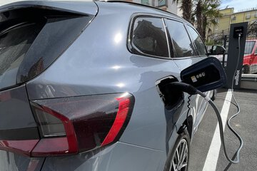 Electric vehicle charging station