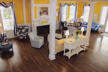 Colonial Inn in Harbor Springs