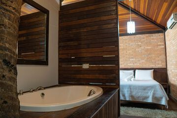 Deep soaking bathtub