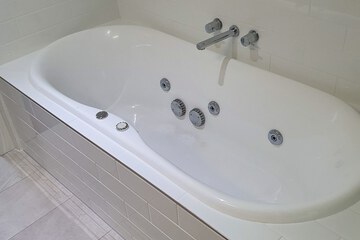 Jetted tub
