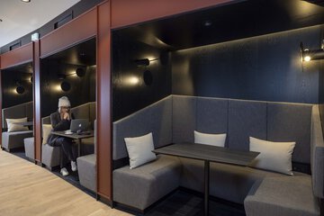 Lobby lounge
