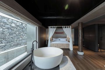 Deep soaking bathtub