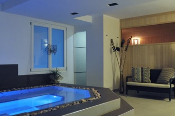 Indoor spa tub