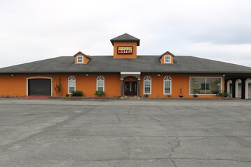 Deluxe Inn Motel