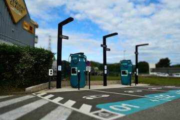 Electric vehicle charging station