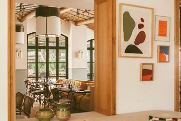 Lobby lounge