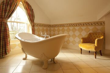 Deep soaking bathtub