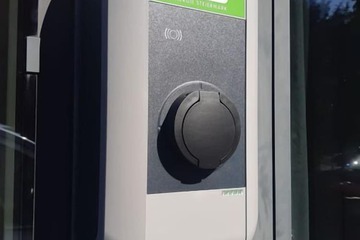 Electric vehicle charging station