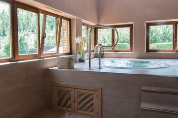 Indoor spa tub