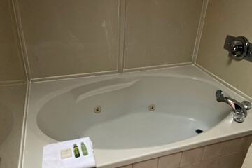 Jetted tub