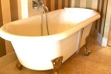 Deep soaking bathtub