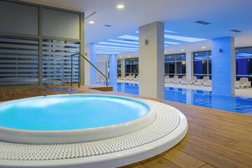 Indoor spa tub