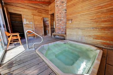 Indoor spa tub