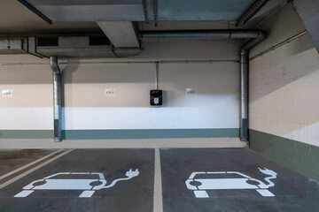 Electric vehicle charging station
