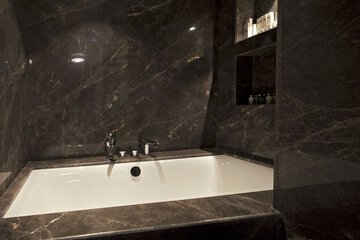 Deep soaking bathtub