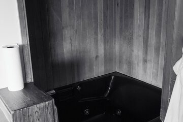 Deep soaking bathtub