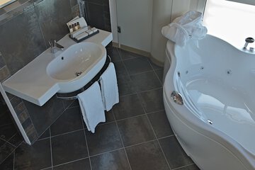 Jetted tub