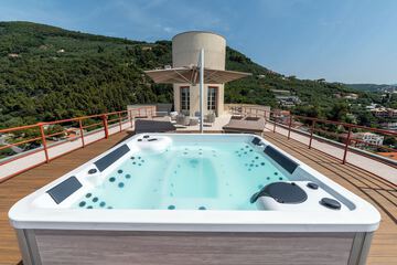 Private spa tub