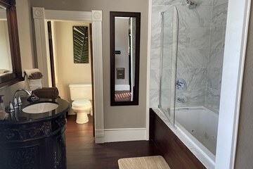 Deep soaking bathtub