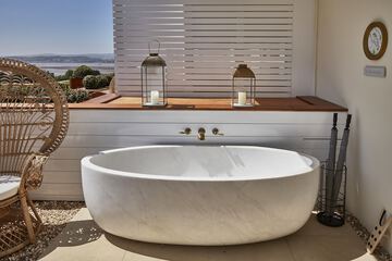 Deep soaking bathtub