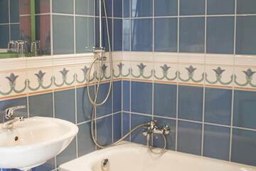 Deep soaking bathtub