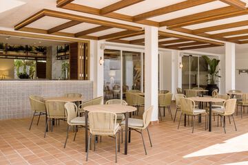 Poolside bar