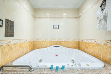 Jetted tub