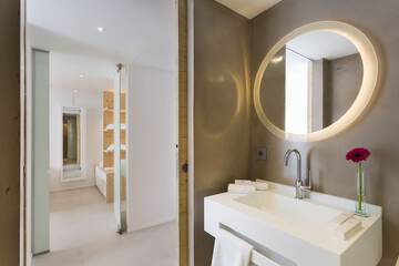 Bathroom sink