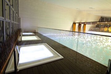 Indoor spa tub