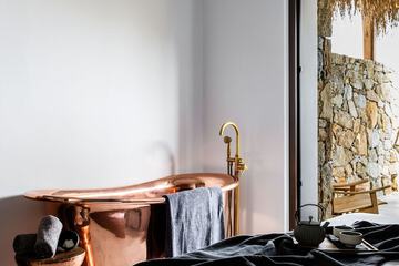 Deep soaking bathtub