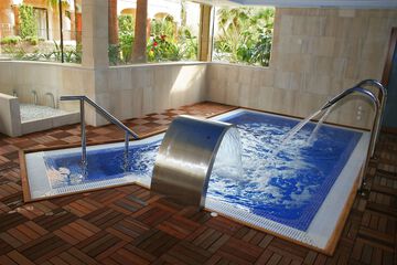 Indoor spa tub