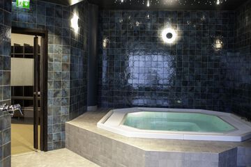 Indoor spa tub