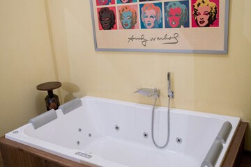 Jetted tub