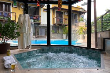 Outdoor spa tub
