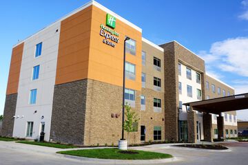 Holiday Inn Express & Suites Omaha - Millard Area by IHG