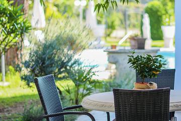 Poolside bar