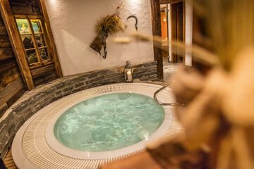 Indoor spa tub