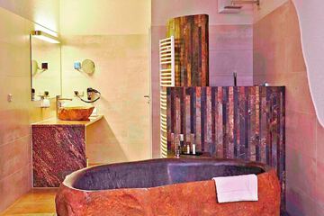 Deep soaking bathtub