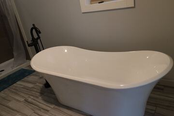 Deep soaking bathtub