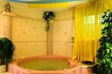Indoor spa tub