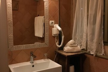 Bathroom sink