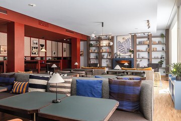 Lobby lounge