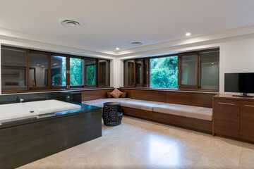 Jetted tub
